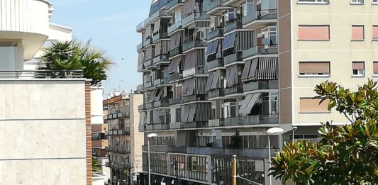 precipita dall'ottavo piano