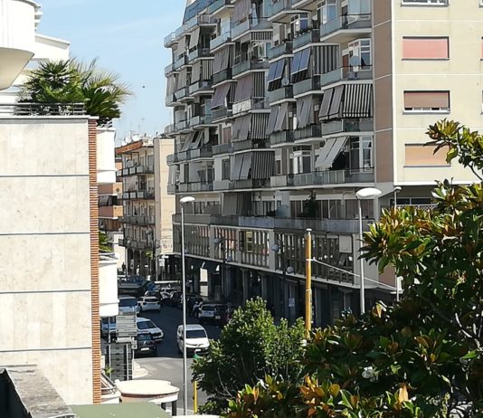 precipita dall'ottavo piano