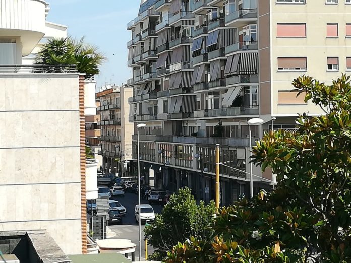 corso-della-Repubblica-Latina precipita dall'ottavo piano