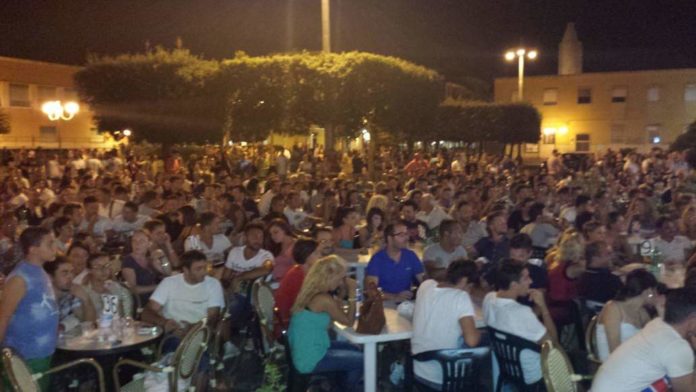 folla piazza indipendenza