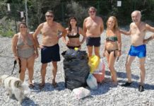 Vanno in vacanza a Ponza e fanno pulizia sulla spiaggia del Frontone