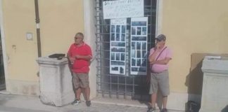 Formia, si incatenano davanti al Comune per riavere il posto di lavoro