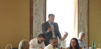 Latina, l’orrore di Bibbiano divide: bocciata mozione di FdI sugli affidi