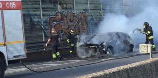 Auto in fiamme sulla Pontina, chiusa la complanare