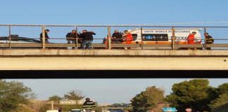 Voleva uccidersi per una donna e scavalca il ponte, salvato sulla Pontina