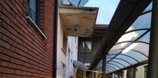 Tettoia pericolante e pareti piene di muffa, altra emergenza scuola a Latina
