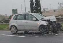 Incidente davanti al centro commerciale Aprilia 2, traffico bloccato