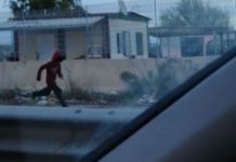 Lancio di sassi sulla Pontina, ripreso un ragazzo con la felpa rossa