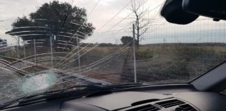 Sassi sulla Pontina, colpita un’auto: paura all’altezza di Castel Romano sassi