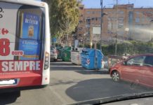 Latina, cassonetti in sosta alla fermata dei bus. Acrobazie per un disabile