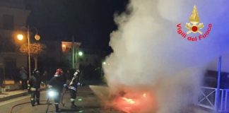 Scauri, auto parcheggiata distrutta nell’incendio: indagini in corso