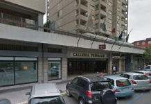 Galleria Pennacchi, ferito e sporco di sangue aggredisce vigilante e agenti