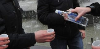 Coronavirus, si riuniscono in via dei Volsci per bere e divertirsi: denunciati