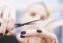 Covid, scoperta parrucchiera in casa: denunciata con la cliente