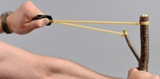 Latina, lancia sassi con la fionda al palazzo di fronte: arrestato un 70enne