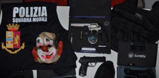 Pistole, tirapugni e una maschera da clown in casa: arrestato 31enne