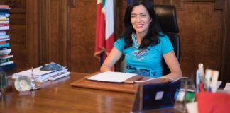 Mascherina in classe, Azzolina chiarisce: “Al banco si può abbassare”