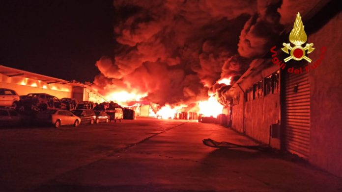 incendio deposito pneumatici ardea vvf 20 agosto (8)