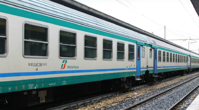 Incendio vicino ai binari, treni bloccati sulla linea Roma-Formia