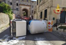 Terracina, autocisterna con 2500 litri di gpl si ribalta nel centro storico