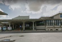 Alle autolinee con una mazza da baseball contro i poliziotti: denunciato