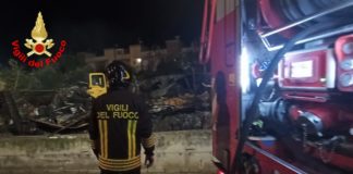 Formia, grosso incendio in un deposito agricolo: intervento dei vigili del fuoco