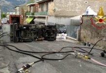 Terracina, autocisterna ribaltata: in corso il travaso del gas