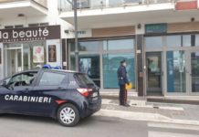 Tentano di prosciugare il conto di un anziano, arrestati.