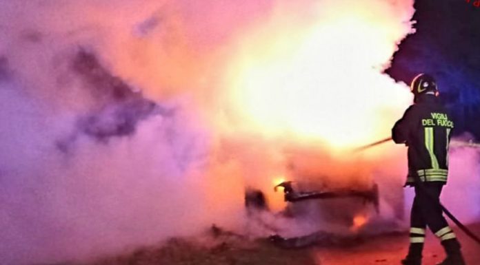 Due auto a fuoco, giallo nella notte in Q5 a Latina