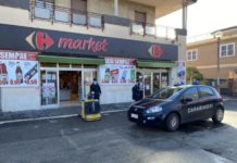 Fa irruzione in un supermercato con un coltello: Arrestato