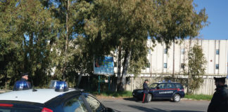 Latina, gira in auto di lusso armato di coltello. Denunciato 55enne rom