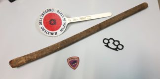 Latina: giravano armati di bastone e tira pugni, due giovani denunciati dalla Polizia