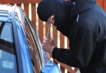 Latina, vandali in azione in via Menotti: sette auto danneggiate