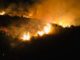 Vasto incendio sulle montagne di Sonnino, fiamme e paura nella notte