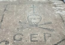 Cisterna, mosaico torna alla luce durante la manutenzione al cimitero