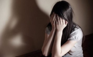 Tre estati di abusi su una minore: condannato a sette anni