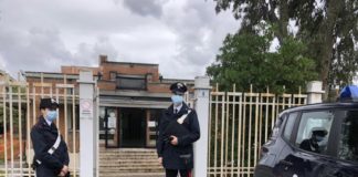 Imbrattano la scuola con un estintore, tre ragazzi denunciati