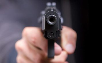 Ancora spari ad Aprilia: cinque colpi contro il portone di un palazzo