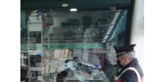 Commette tre furti e si ferisce nella notte a Scauri, denunciato un 20enne