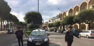 Gaeta, arrestato dopo aver lanciato una transenna ai Carabinieri