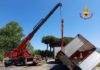 Rimorchio si ribalta, sul posto l’autogru dei Vigili del Fuoco