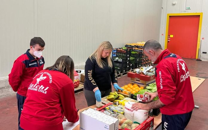 centro raccolta e smistamento alimenti per popolazione ucraina al mof (7)