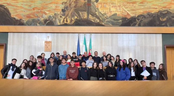 Stefanelli con i ragazzi della Consulta scolastica