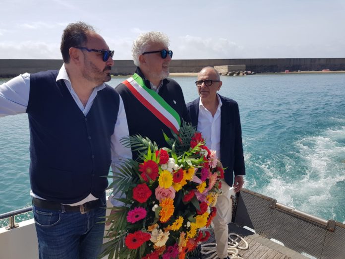 Deposizione fiori Cristo del Circeo