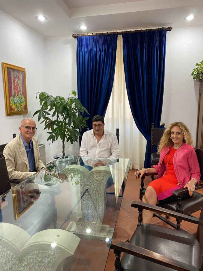 Il Sindaco di Formia Gianluca Taddeo insieme alla Segretaria generale Marina Saccoccia e al neo dirigente del settore Urbanistica Pietro D'Angelo