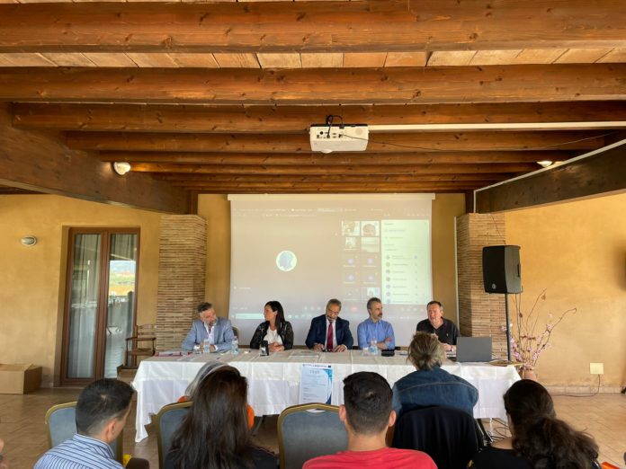 Tavolo convegno Minturno 2