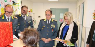 La Guardia di Finanza di Latina porta i doni in pediatria al Goretti