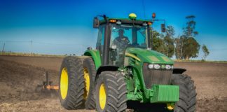 Latina, anziano agricoltore fuori strada col trattore: ricoverato in gravi condizioni