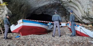 Ponza, un rimessaggio di barche nella grotta: il sequestro