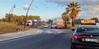 Perde il controllo dell’auto sulla Pontina e finisce sulla rotonda